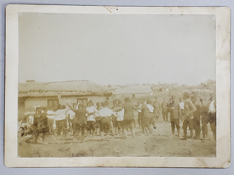 ADAMCLISI , SOLDATI IN HORA IN ZI DE SARBATOARE , IN PREZENTA ARHITECTULUI FORSTER , 1896