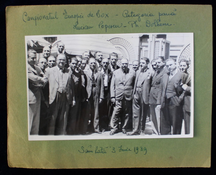 BOXERII LUCIAN POPESCU si PHIL DOLHEM , LA CAMPIONATUL EUROPEI DE BOX , CATEGORIA PANA , FOTOGRAFIE DE GRUP , MONOCROMA - PE HARTIE LUCIOASA , LIPITA PE CARTON , DATATA 3 IUNIE 1929