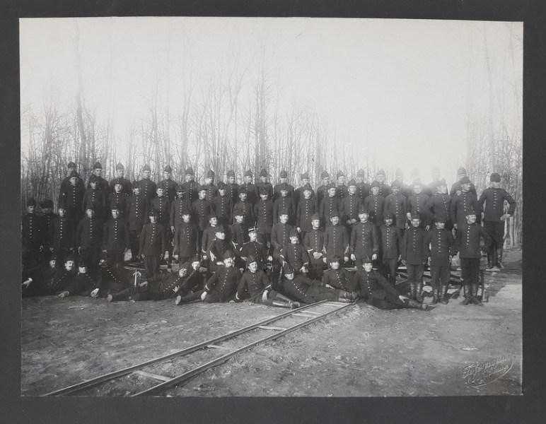 COMPANIA A 8 -A DIN REGIMENTUL 1 GENIU SUB COMANDA CAPITANULUI HENRI CIHOSCKI ( 1872 - 1950 INCHISOAREA SIGHET ) PE CAMPUL DE EXERCITIU  ' MIHAI BRAVUL ' , FOTOGRAFIE DE GRUP ,  DATATA 20 MARTIE 1905