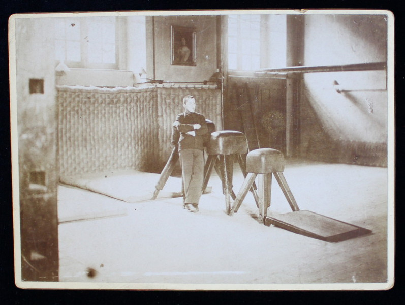 ELEV IN SALA DE GIMNASTICA , CU TRAMBULINA SI CALUL DE SARITURI  , FOTOGRAFIE LIPITA PE CARTON , PE HARTIE LUCIOASA  , DATATA 1 MARTIE 1893