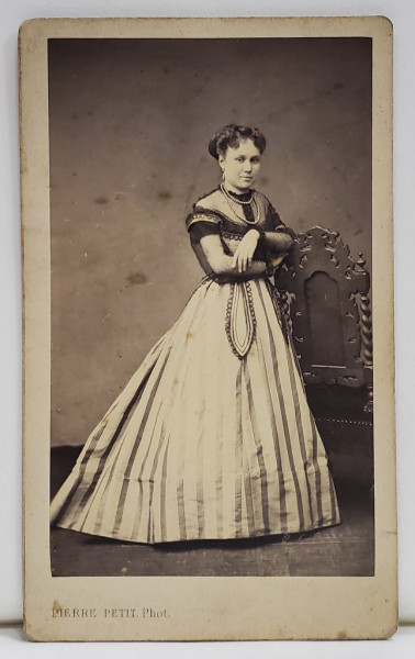 FOTOGRAF  PIERRE PETIT , PARIS , TANARA LANGA  FOTOLIU , FOTOGRAFIE TIP C.D.V. , SFARSITUL SEC. XIX