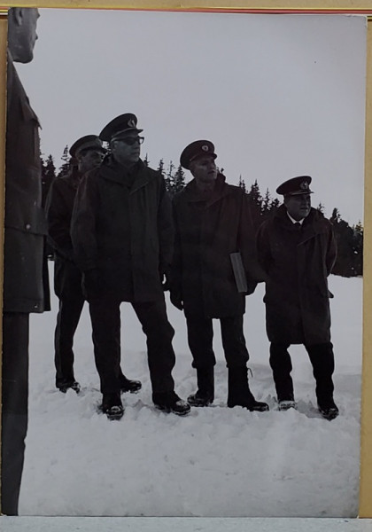 GRUP DE OFITERI ROMANI DE RANG INALT , LA O APLICATIE PE TIMP DE IARNA , FOTOGRAFIE , ANII '70 - 80