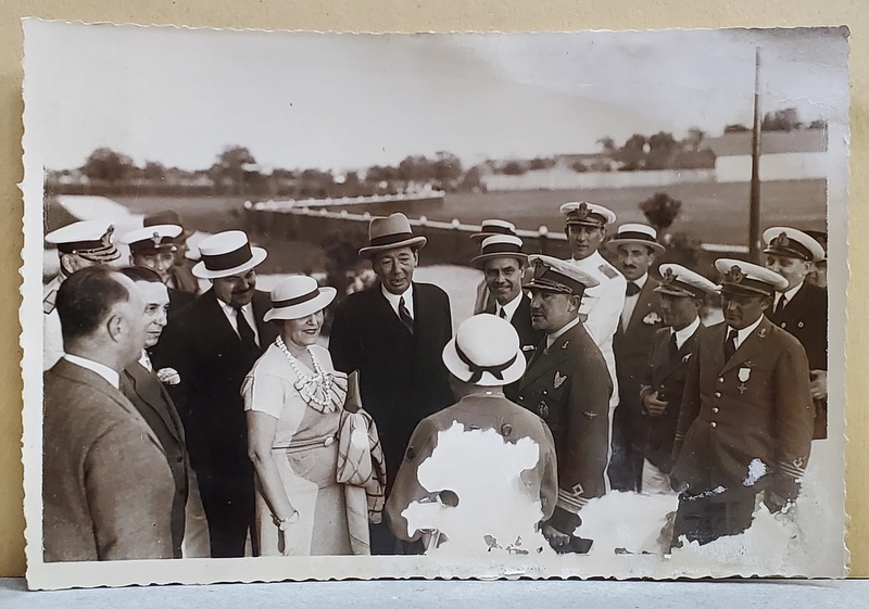 NICOLAE TITULESCU CU SOTIA , INTR- UN GRUP DE OFITERI SI CIVILI ROOMANI , FOTOGRAFIE INTERBELICA , PREZINTA LIPSURI SI PETE
