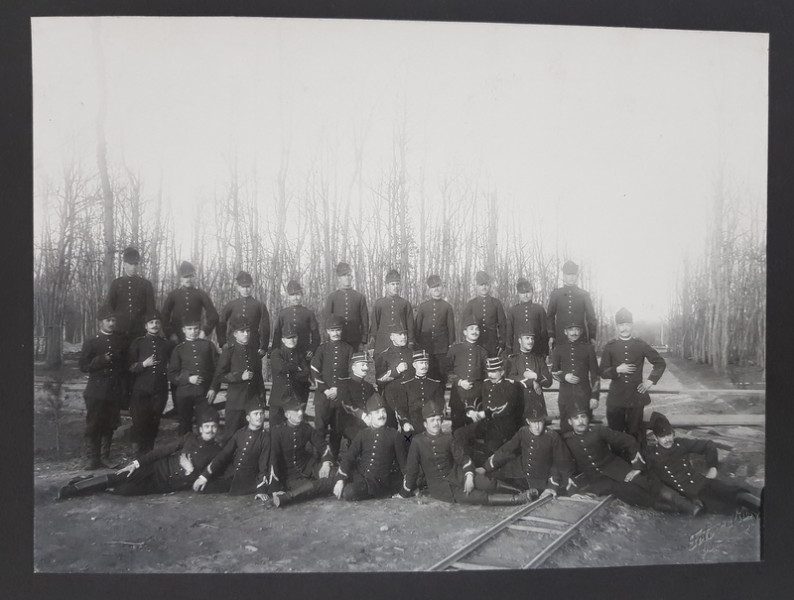 OFITERI SI GRADATI DIN REGIMENTELE DE GENIU LA LUCRARILE SOSELELOR DIN TABARA DE INSTRUCTIE  ' MIHAI BRAVUL  '  , FOTOGRAFIE DE GRUP , MONOCROMA, DATATA MARTIE 1905