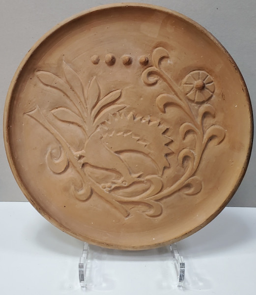 PLATOU DECORATIV DIN CERAMICA ARSA , CU MOTI PASARE SI FLOARE  , SEMNAT PE VERSO ANETA IOSIFESCU
