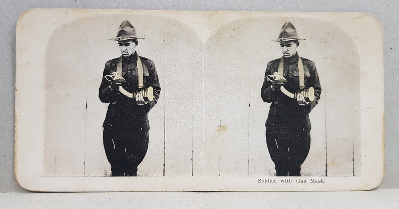 SOLDAT AMERICAN CU MASCA DE GAZE , FOTOGRAFIE STEREOSCOPICA ,  MONCROMA, PE CARTON , PRIMUL RAZBOI MONDIAL