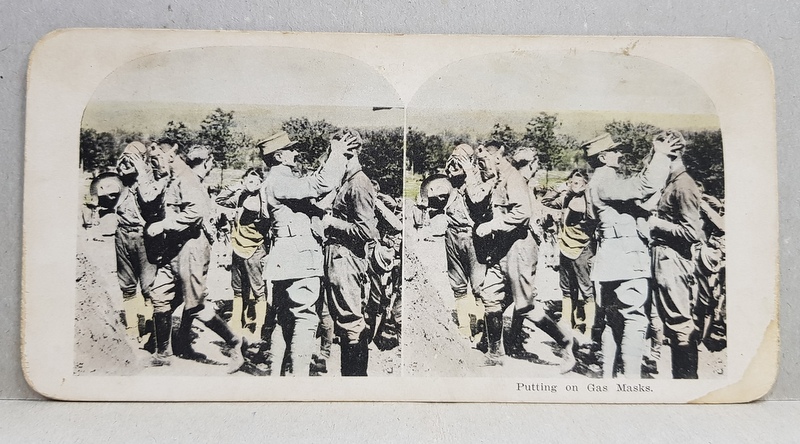 SOLDATI AMERICANI INVATAND SA ISI PUNA MASCA DE GAZE DE LA UN OFITER FRANCEZ , FOTOGRAFIE STEREOSCOPICA , POLICROMA, PE CARTON , PRIMUL RAZBOI MONDIAL