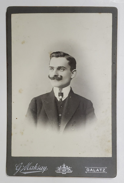 STUDIO G. MAKSAY , GALATI , TANAR CU MUSTATA IN FURCULITA , FOTOGRAFIE CABINET , SFARSITUL SEC. XIX