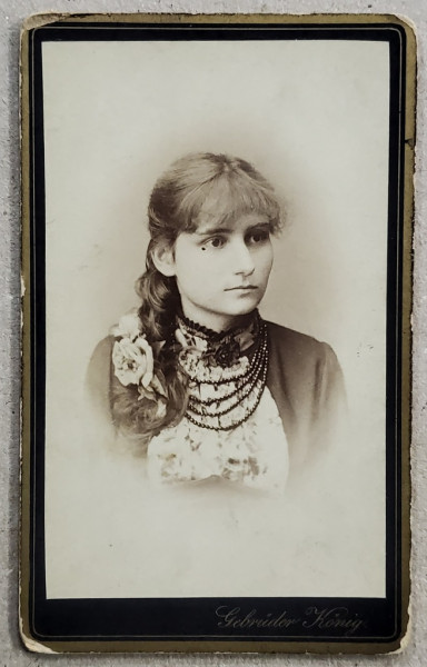 TANARA CU MARGELE , FOTOGRAFIE C.D.V. , FOTOGRAF GEBRUDER KONIG , CERNAUTI , SFARSITUL SEXC. XIX