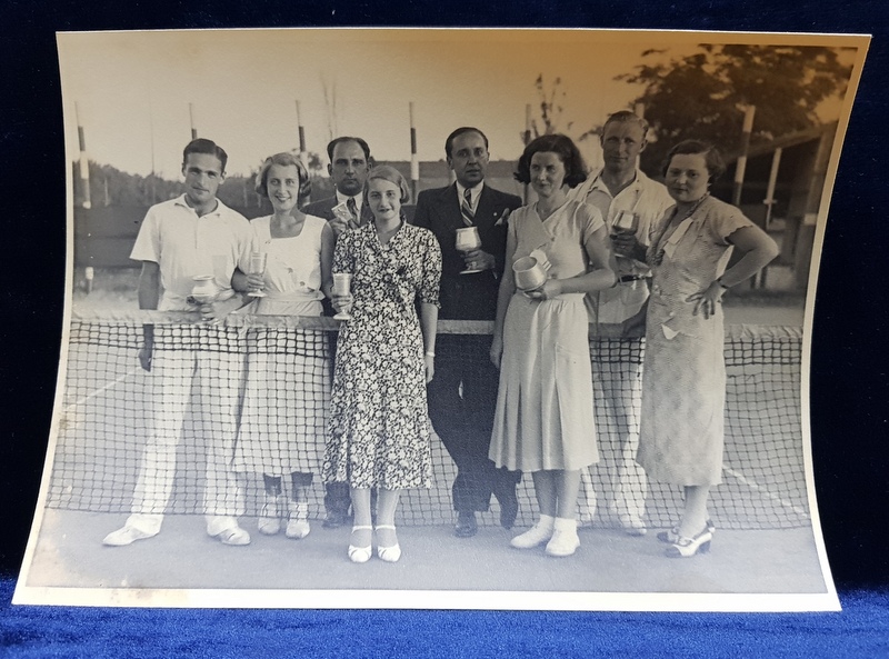 TENISMENI CU TROFEELE CUCERITE , FOTOGRAFIE DE GRUP , LANGA FILEU , FOTOGRAFIE MONOCROMA,  CU OCAZIA CEFERIADEI 1940