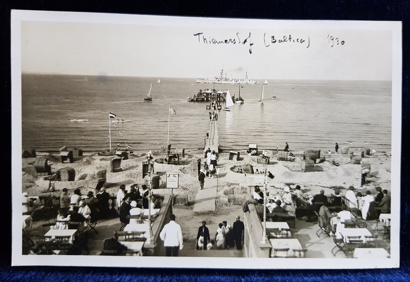 TERASE SI PLAJA LA MAREA BALTICA , VEDERE INSPRE MARE , FOTOGRAFIE TIP CARTE POSTALA , MONOCROMA, PE HARTIE LUCIOASA , NECIRCULATA , DATATA PE FATA 1930