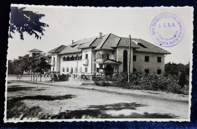VILA IN STIL NEOROMANESC , VEDERE EXTERIOARA , PE FATA ARE  STAMPILA ASOC. CULTURALE A FUNCTIONARILOR SECTOR III , BUCURESTI , FOTOGRAFIE TIP CARTE POSTALA , MONOCROMA, NECIRCULATA , PERIOADA INTERBELICA